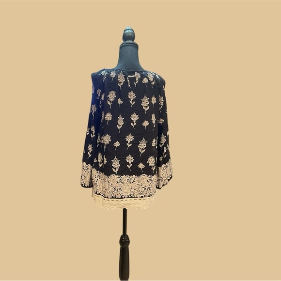 LIZ CLAIBORNE BLACK AND WHITE PULLOVER TOP SIZE MEDIUM GENTLY WORN - Picture 2 of 3